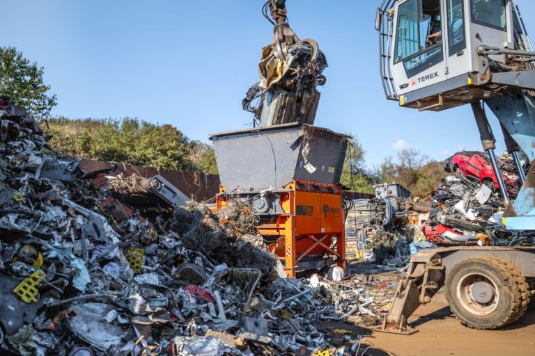 Zerkleinerungsanlage TITAN 950 e-pu schreddert Schrott und Autos auf Recyclinghof