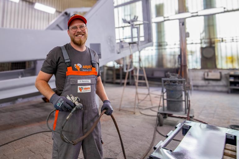 ARJES Mitarbeiter in der Lackierkabine der Schredder