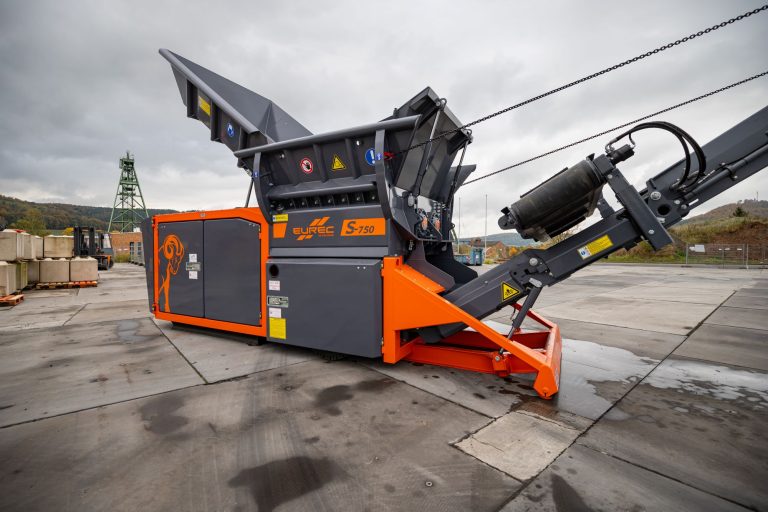 EuRec S-750 ausgestattet mit zwei hydraulisch verstellbaren Kipptrichtern