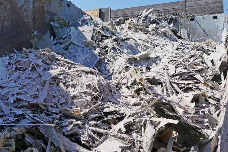 Zerkleinertes GFK-Material mit dem ARJES Schredder