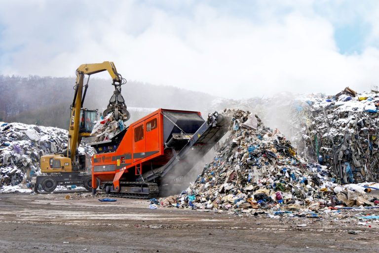 Zerkleinerung von Gewerbeabfällen mit dem ARJES TITAN 900