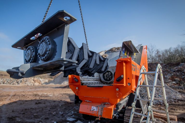 Ausbau der Zerkleinerungswellen an mobiler Brechanlage COMPAKTOR 300