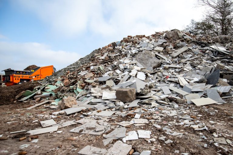 Fliesen und Keramikabfälle landen zunächst auf Deponien bevor sie zum Recycling zerkleinert werden