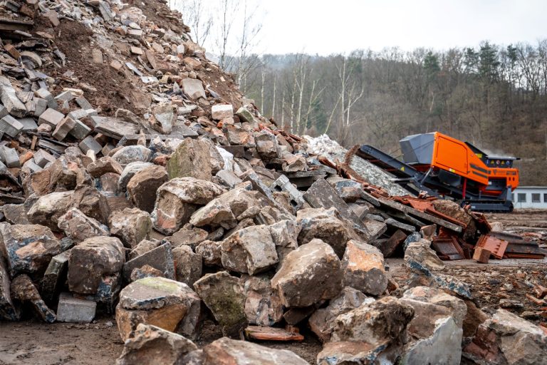 Betonbruch und Bauschuttabfälle können mit dem COMPAKTOR 300 zerkleinert werden