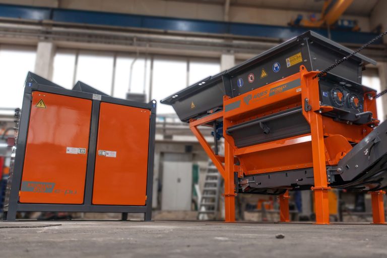 Stationärer Zweiwellenzerkleinerer EKOMAXX 800 e-pu mit elektrischer Steuerungseinheit