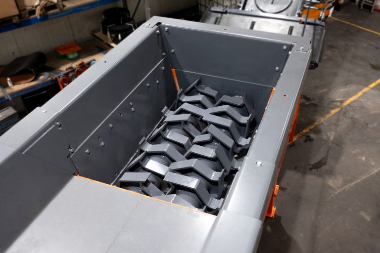 Blick ins Hackwerk des ARJES EKOMAXX 800 e-pu mit Zerkleinerungswellen