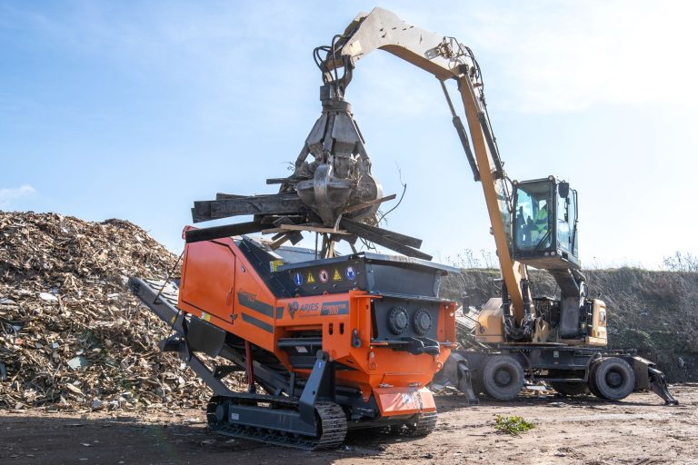 COMPAKTOR 300 zerkleinert Altholz