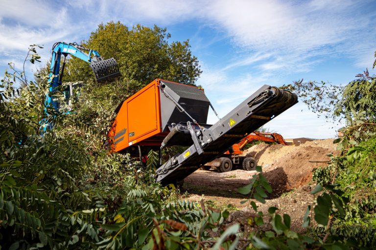EKOMAXX 800 zerkleinert Grünschnittabfälle