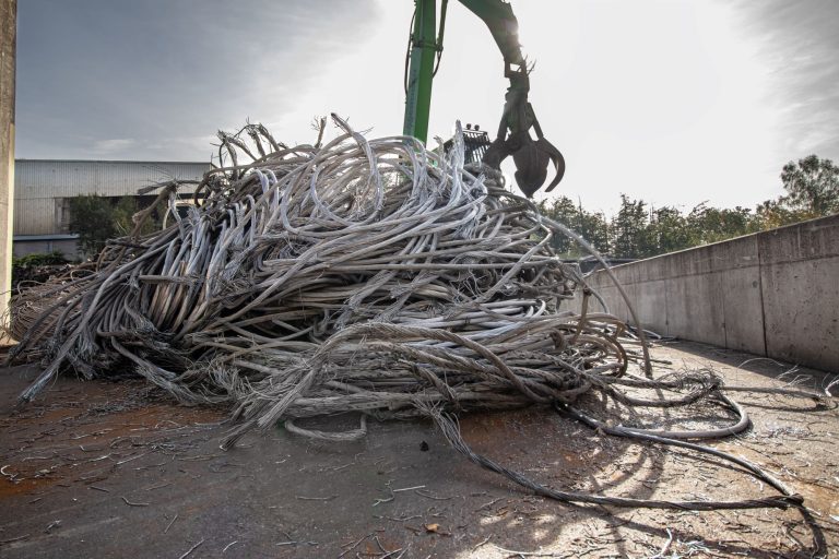 Ausgesonderte Hochspannungsleitungen aus verwickeltem Drahtgeflecht