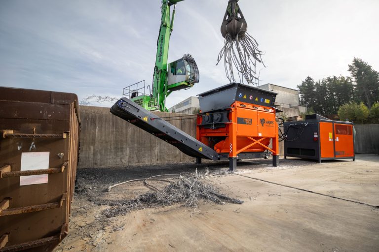 Zerkleinerung von Hochspannungsleitungen mit dem ARJES TITAN 950 e-pu