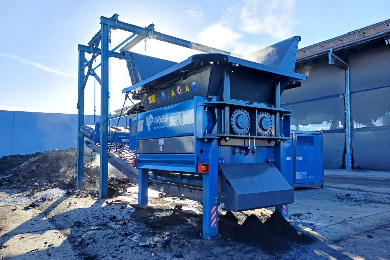 Stationärer Schredder TITAN 900 e-pu bei der Zerkleinerung von Altreifen