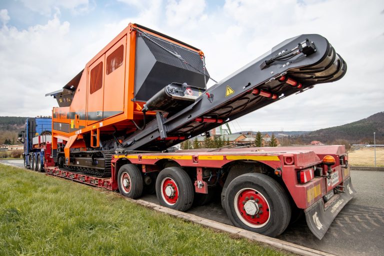 Transport des mobilen Zweiwellenzerkleinerers ARJES TITAN 900 auf Tieflader-LKW
