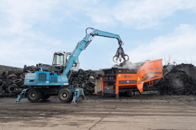 Zerkleinerung von Gummi und Altreifen auf Recyclinghof mit dem ARJES TITAN 900