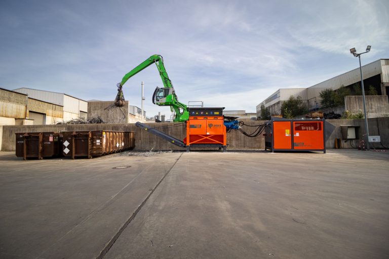 Zerkleinerung von Hochspannungsleitungen mit dem ARJES TITAN 950 d-pu
