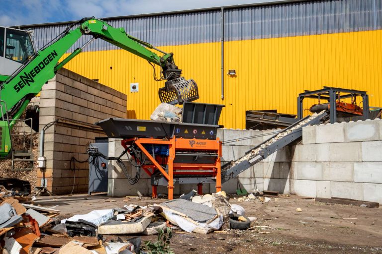 ARJES EKOMAXX 800 e-pu schreddert Matratzen und Teppiche