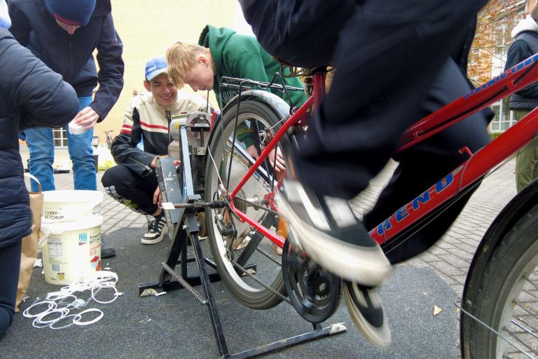 In der Christian-Ludwig-Wucke Schule wird fleißig in die Pedale getreten und beobachtet, wie der Fahrradschredder das Plastik zerkleinert