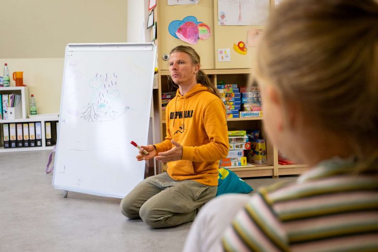 Mit Benjamin Palmowski von der Save Nature Group wird Kindern aller Altersgruppen der Kreislauf der Natur anschaulich vermittelt