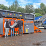 Feierliche Übergabe des ersten EuRec S-750 durch Lennart Stecher (ARJES GmbH) und Jörg Hofer (Probst Maveg AG) an Patrick Martin und Gazmend Shabanaj (Remo Recycling AG)