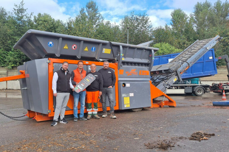 Feierliche Übergabe des ersten EuRec S-750 durch Lennart Stecher (ARJES GmbH) und Jörg Hofer (Probst Maveg AG) an Patrick Martin und Gazmend Shabanaj (Remo Recycling AG)
