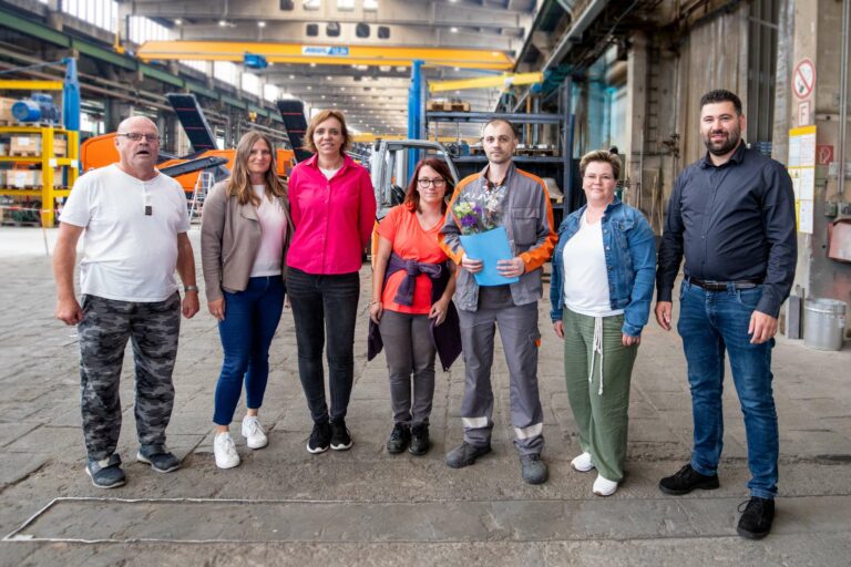 Das Team von diakoniewert e.V. und zwei ehemalige Kollegen freuen sich über den erfolgreichen Berufseinstieg von Maxim Kurt