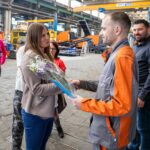 Inklusionsberaterin Ina Schäfer beglückwünscht ihren Klienten zur Festanstellung bei der ARJES GmbH