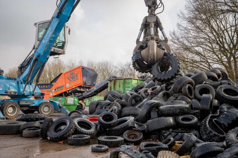 Ob PKW-, LKW- oder Ackerschlepperreifen – mit dem EKOMAXX 800 von ARJES kann EWS auch dieses schwerfällige Material bestens vorzerkleinern
