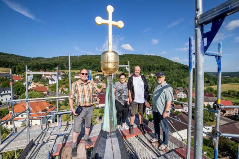 Das neuvergoldete Turmkreuz ist aufgesetzt – ein glänzendes Symbol für Zusammenhalt und regionale Verbundenheit.