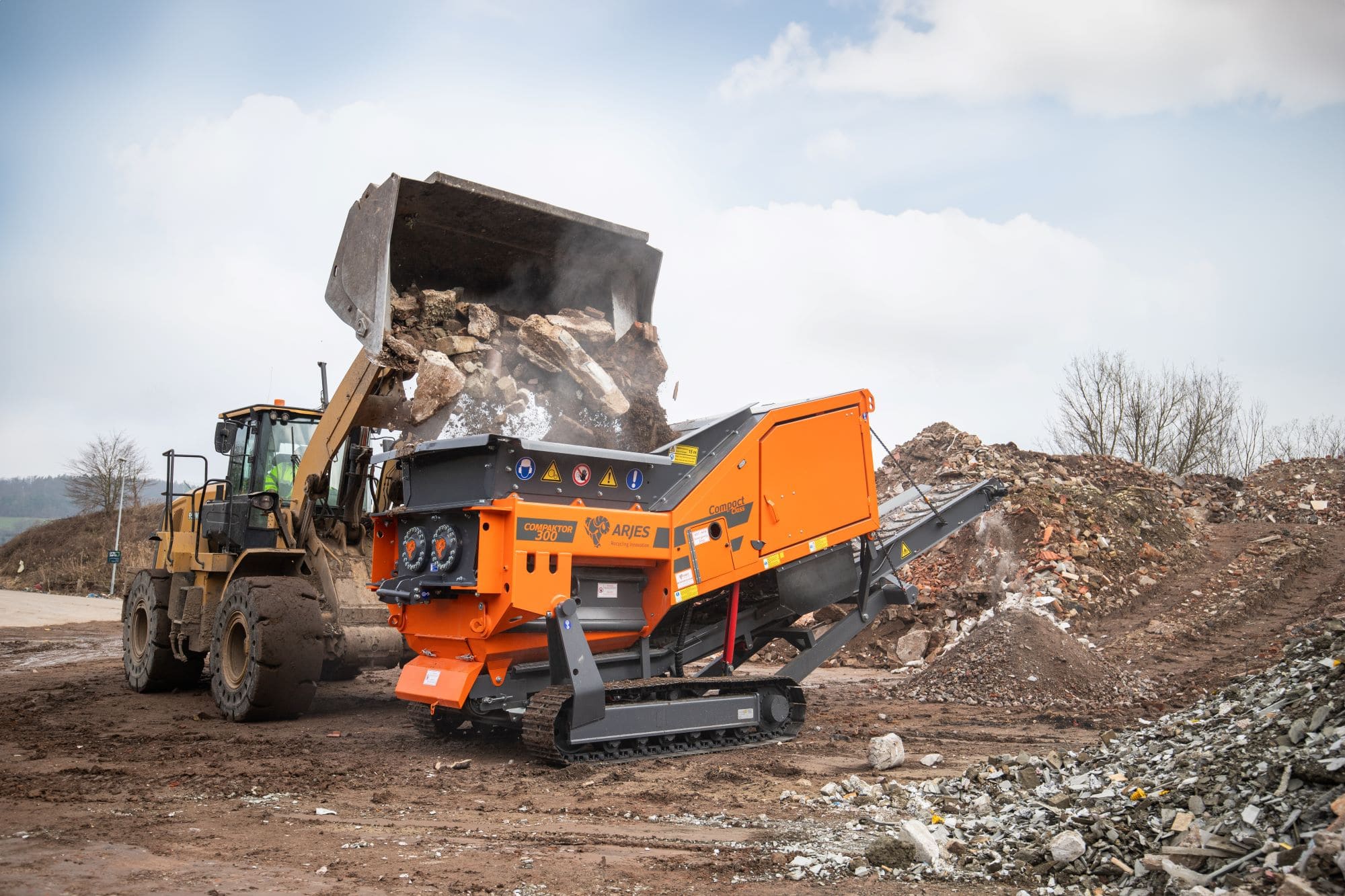 ARJES COMPAKTOR 300 shredding construction and demolition waste