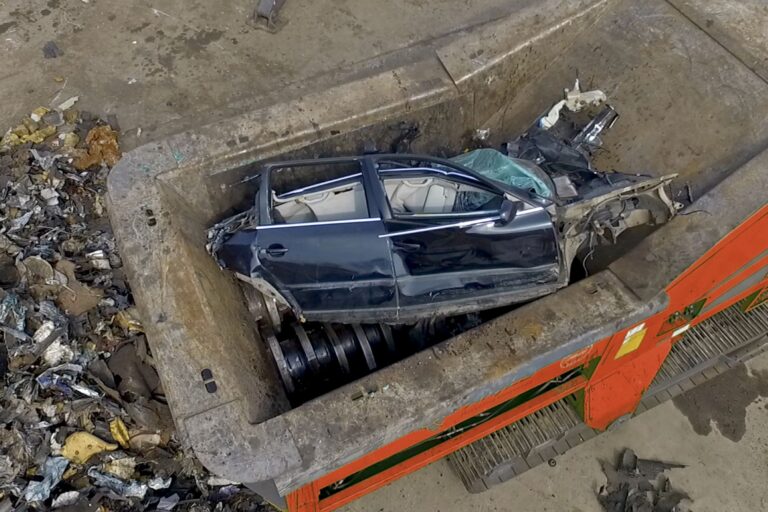 Shredding car bodies with the ARJES two-shaft shredder