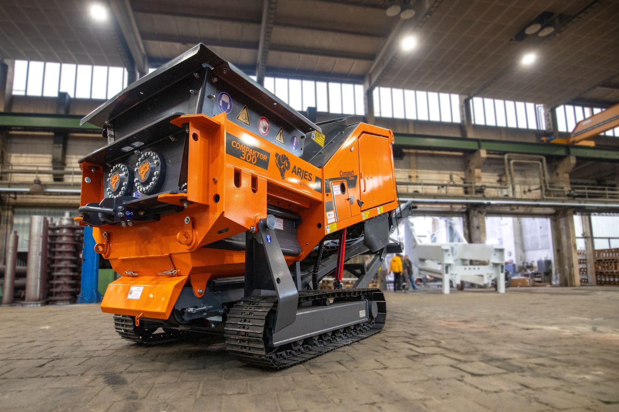 Mobile two-shaft shredder COMPAKTOR 300 in a production hall