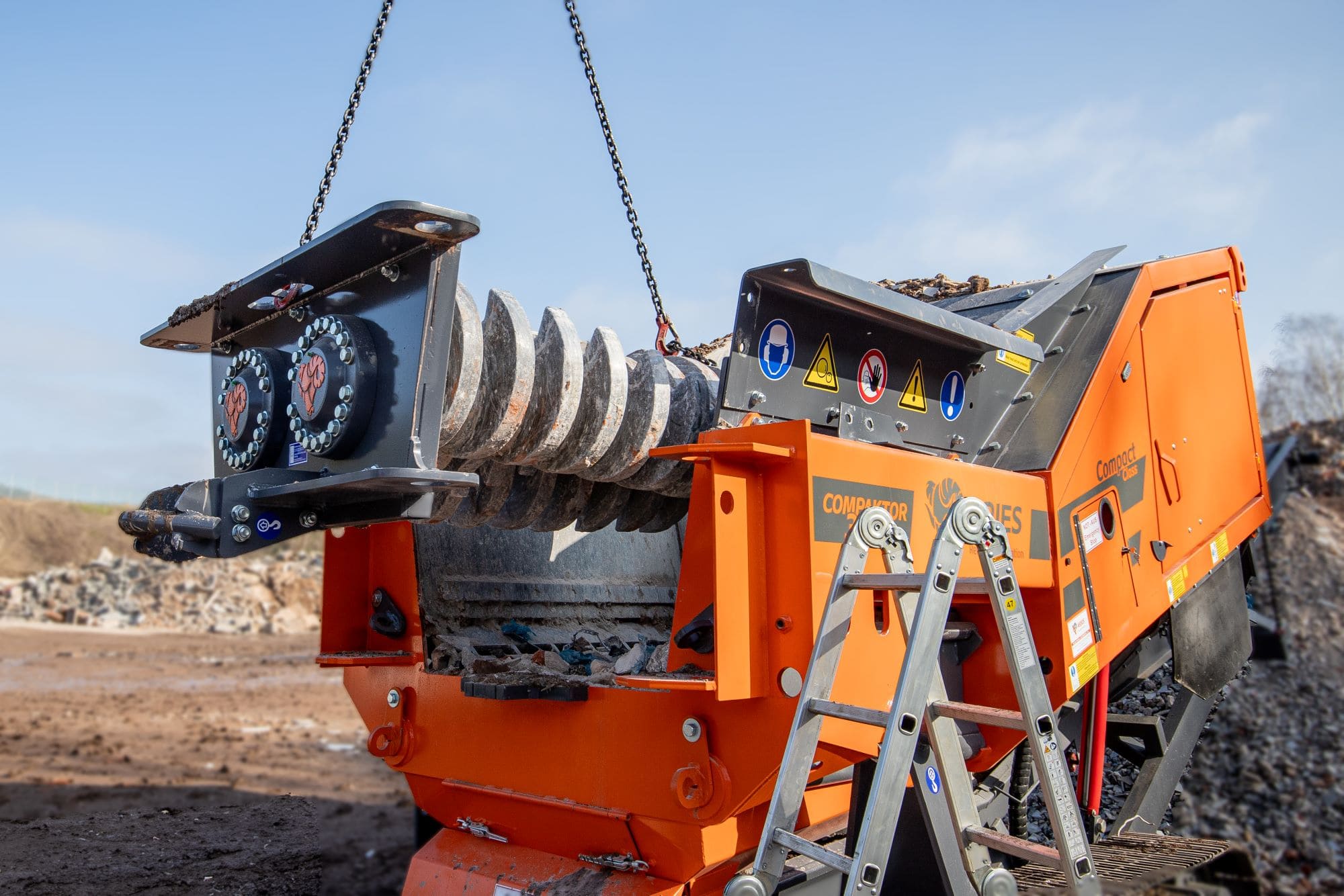 Einbau der Zerkleinerungswellen an mobiler Brechanlage COMPAKTOR 300