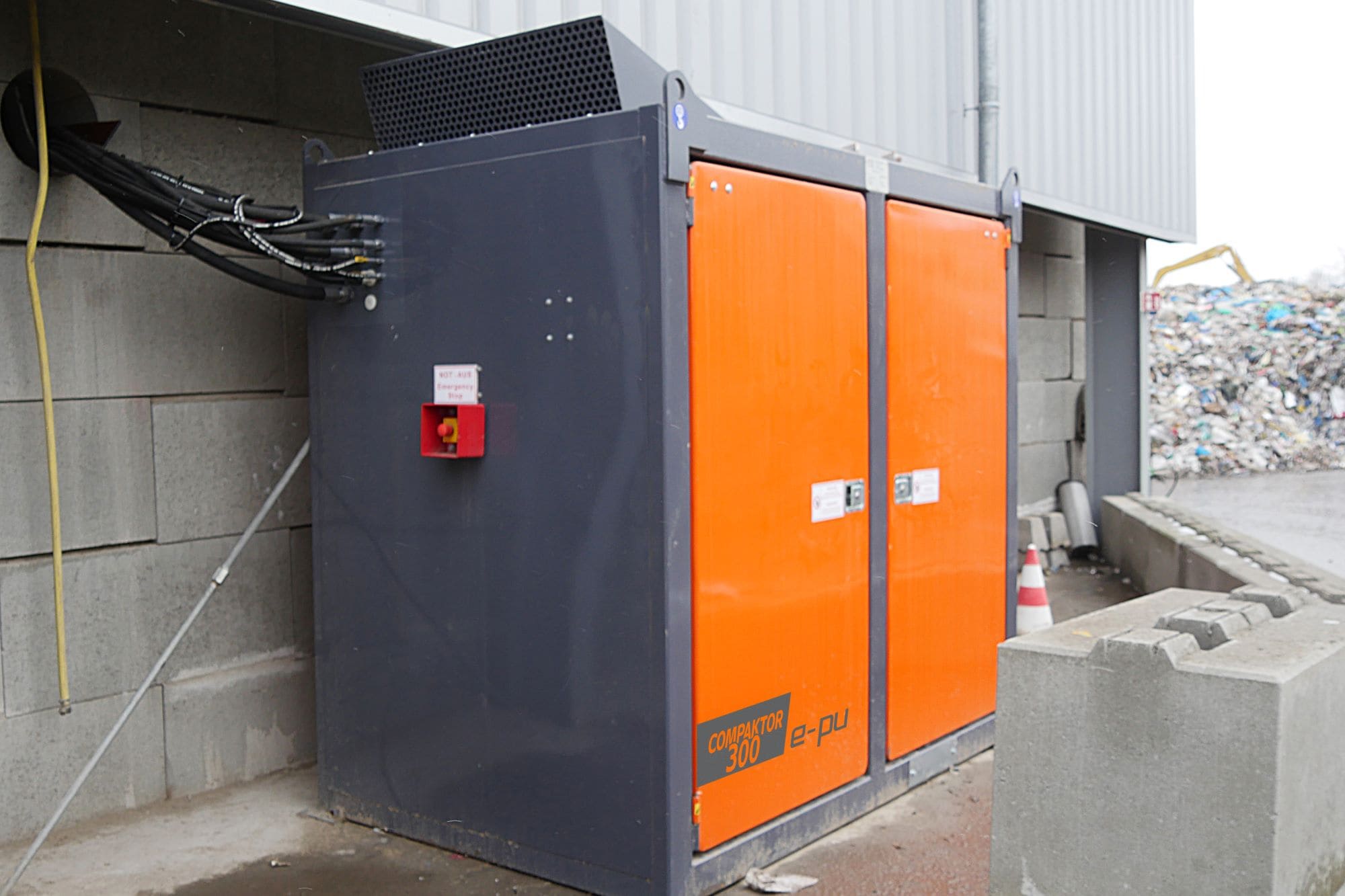 Steuerungseinheit der stationären Recyclinganlage COMPAKTOR 300 e-pu