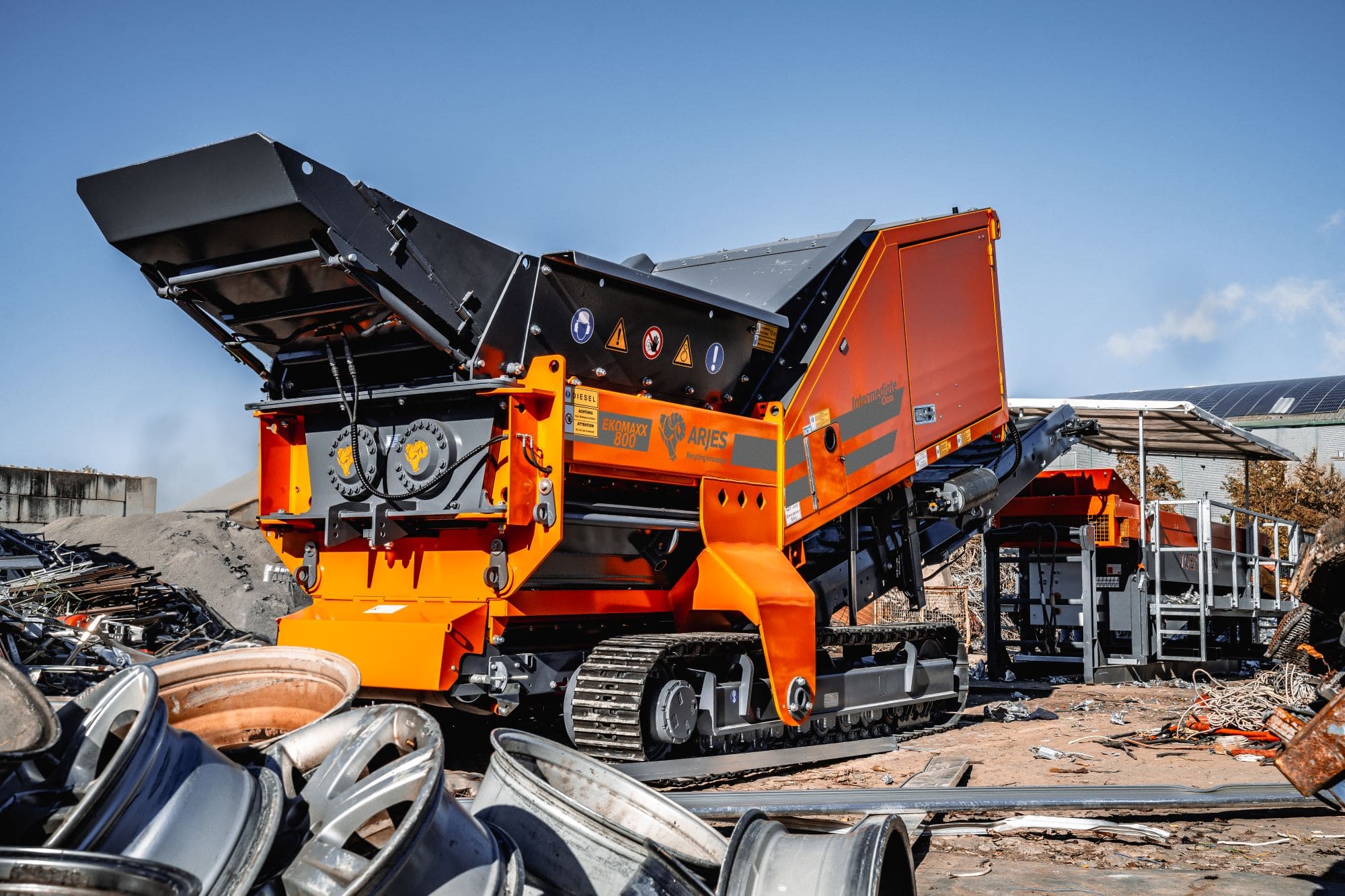 Mobile shredder ARJES EKOMAXX 800 processing aluminium scrap