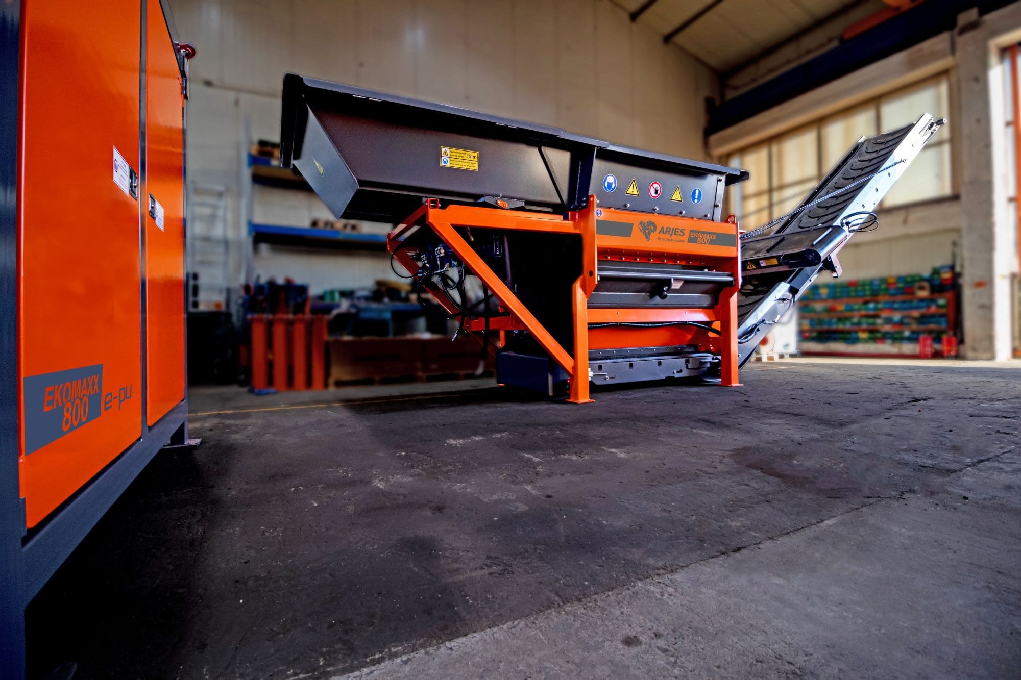 Stationary two-shaft shredder EKOMAXX 800 e-pu in a factory hall