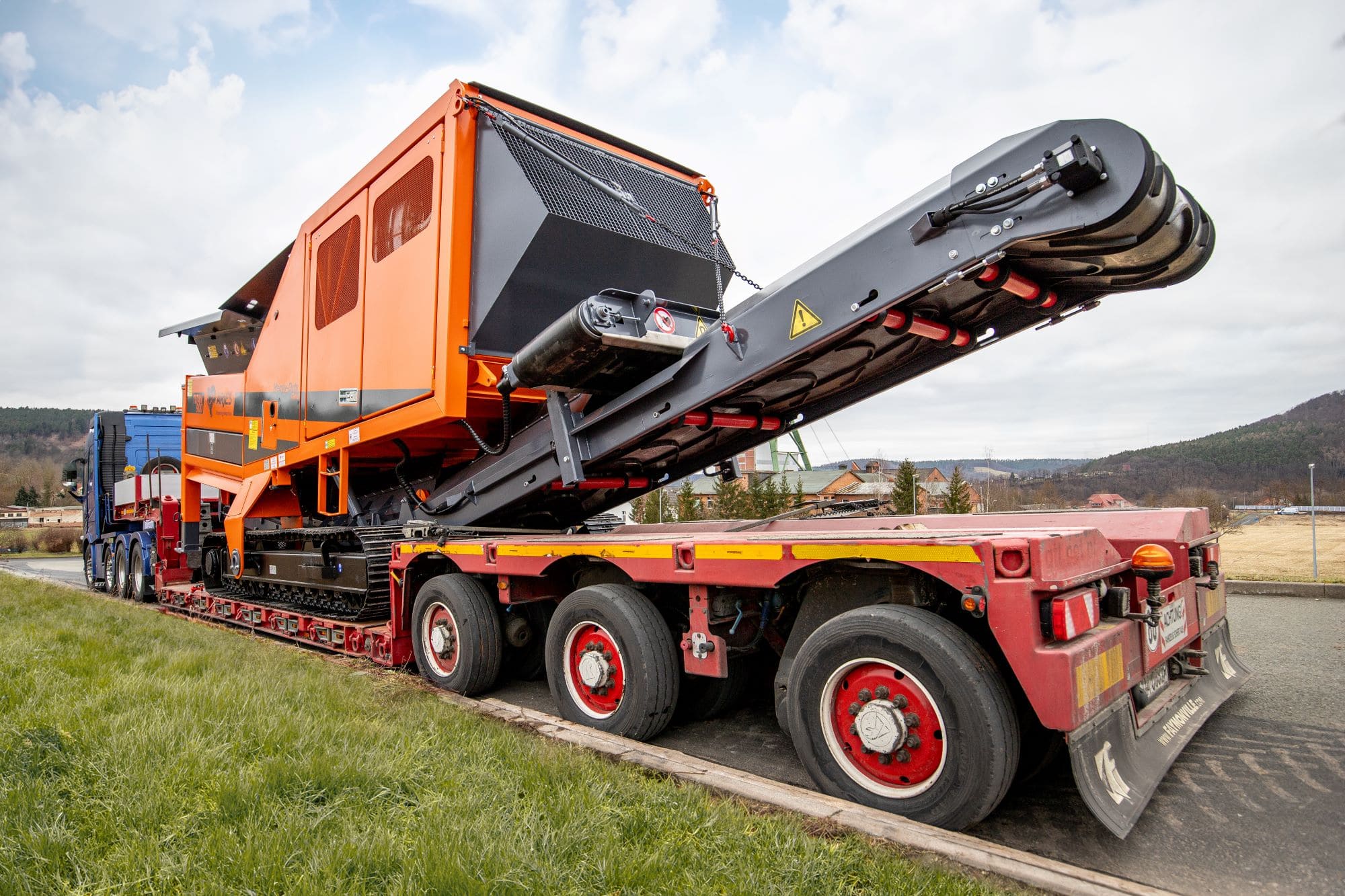 Transport des mobilen Zweiwellenzerkleinerers ARJES TITAN 900 auf Tieflader-LKW
