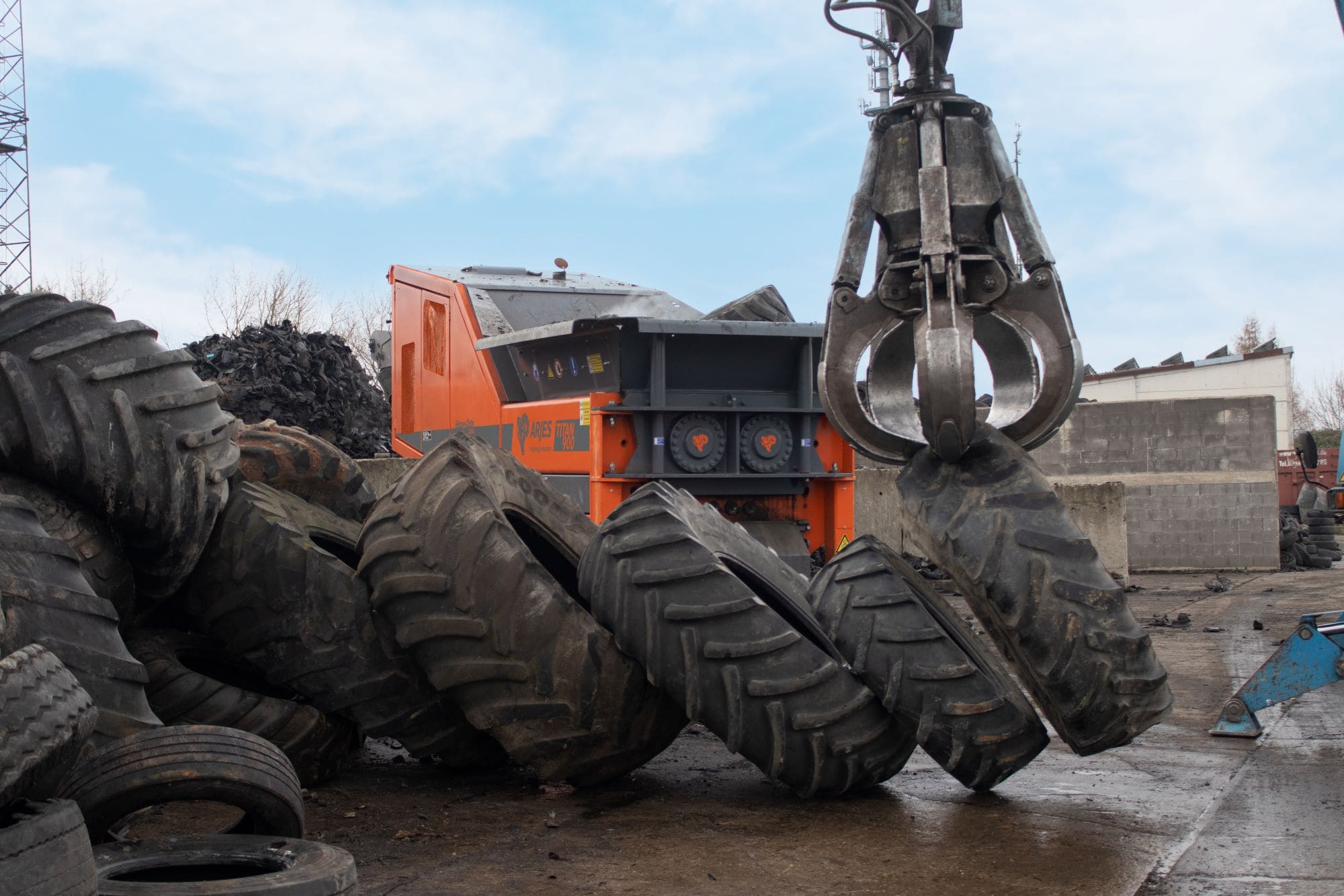 Even oversized OTR tires can be shredded with the TITAN 900
