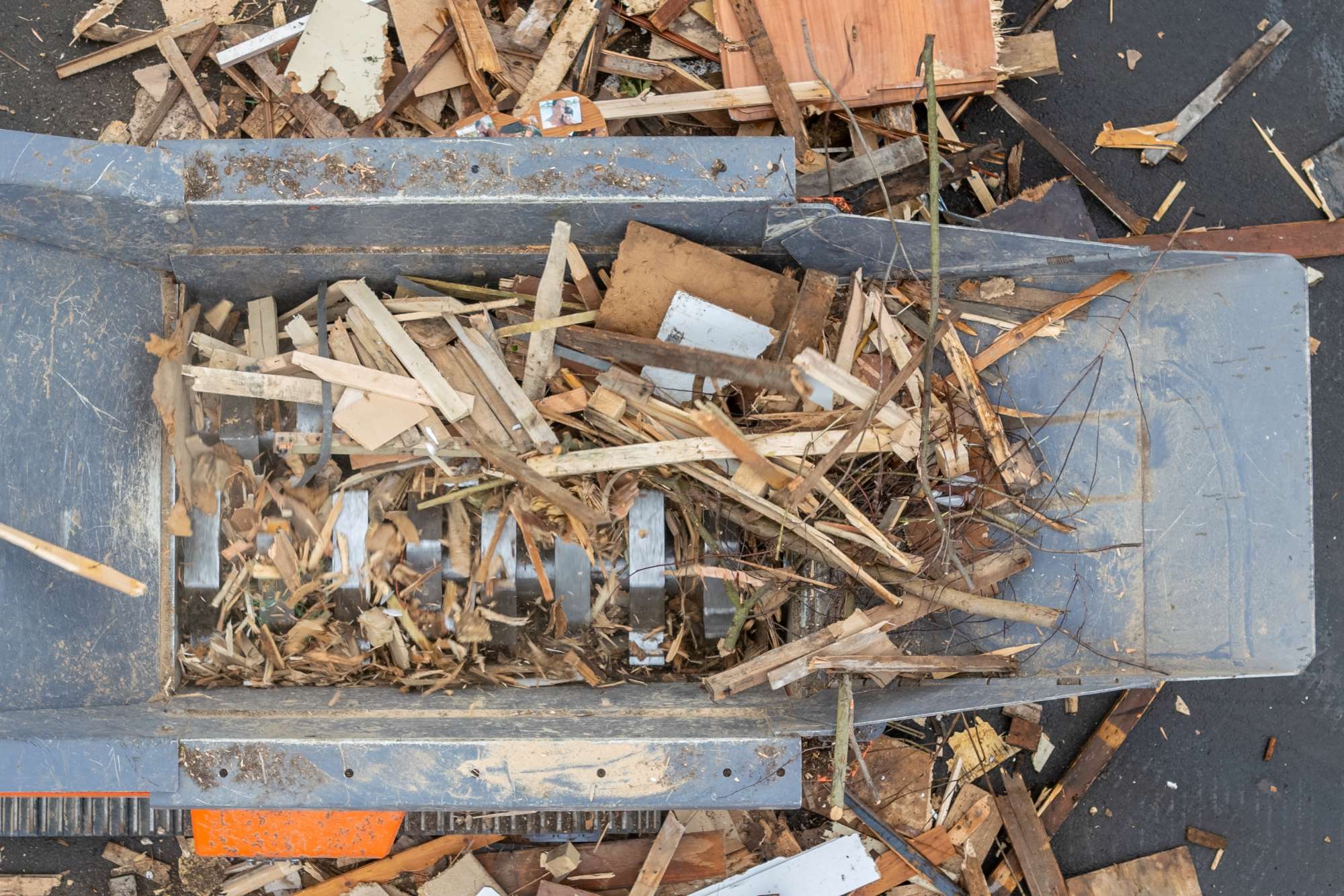 The asynchronous shredding of the ARJES paddle shafts enables, in addition to processing waste wood, the processing of commercial waste and tyres.
