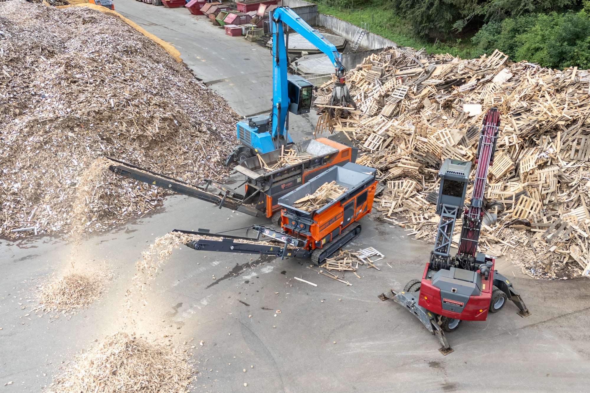 The new EuRec S-850 and the proven ARJES VZ 850 in a comparison test when shredding pallet wood